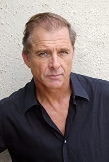 How tall is Maxwell Caulfield?